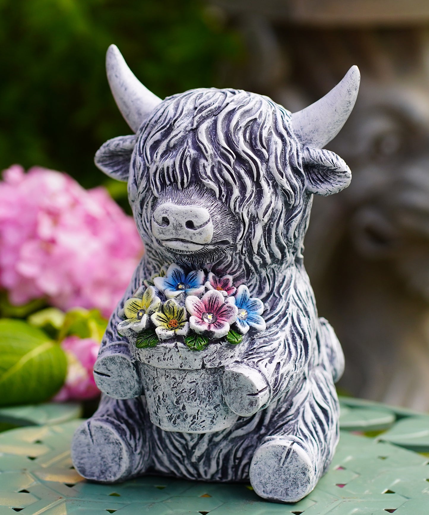 Nacome Solar Garden Highland Cow Holding Succulent Planter with LED Lights Outdoor Decor for Outside Yard Patio Balcony Porch Decorations - Birthday Gifts Mom Grandma Women(Grey)